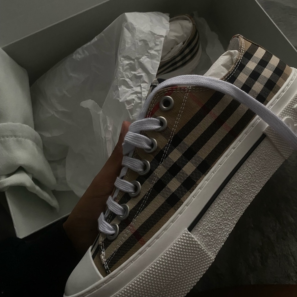 Burberry Sneakers with box - Picture 1 of 6